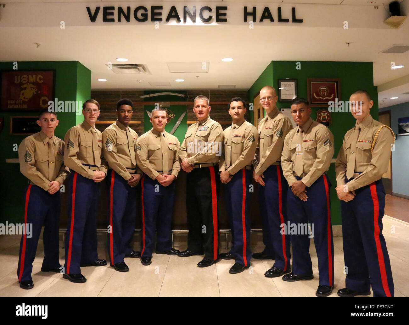 Brig. Gen. Tracy W. Re (centro), comandante generale, 3° Marine Logistics Group e la marina guardia di sicurezza il distacco Kathmandu stand nella recentemente dedicato "Vendetta Hall' in Marine House presso l'U.S. Ambasciata, nov. 6, 2015. Sei Marines, insieme con due esercito nepalese Liaison soldati e cinque feriti civili nepalese, che hanno perso la vita durante un incidente aereo il 12 maggio. I marines sono state conducendo la fornitura di assistenza umanitaria e di soccorso in caso di catastrofe le operazioni a sostegno della Joint Task Force 505, durante il funzionamento Sahayogi Haat quando i loro aeromobili è andato giù. "Vendetta Hall' è stato dedicato in Foto Stock