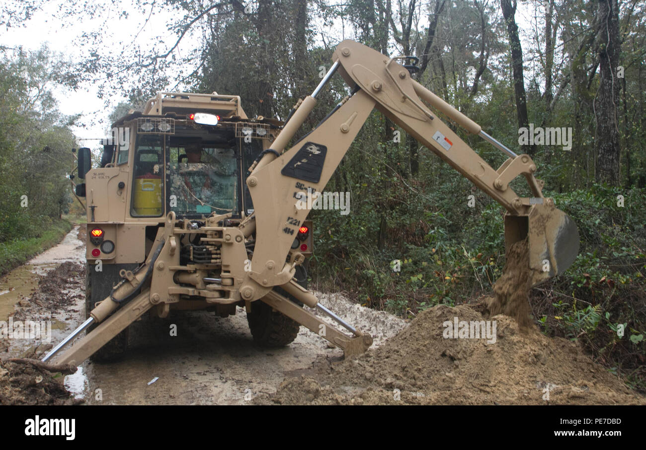 Stati Uniti Gli ingegneri dell'esercito con la Carolina del Sud National Guard per riparare le strade utilizzando una elevata mobilità Engineer escavatore di Manning, South Carolina, nov. 5, 2015. Gli ingegneri assegnati al 178mo Battaglione ingegnere e ingegnere 122Battaglione stanno sostenendo gli sforzi di recupero dopo che lo stato è stato influenzato dagli inondazioni storico che ha danneggiato le strade e infrastrutture in ottobre 2015. (U.S. Esercito nazionale Guard foto di Sgt. Tashera Pravato/ rilasciato) Foto Stock