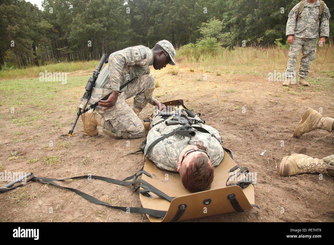 Stati Uniti Il personale dell'esercito Sgt. Kwadwo Frimpong, assegnato alla 55Signal Company (lotta contro la telecamera), valuta un incidente al Live Fire esercizio durante il campo Società Esercizio (FTX) a Fort A.P. Hill, Virginia, Sett. 27, 2015. Il FTX è di otto giorni di esercizio del campo dove i soldati sono stati testati sulle proprie competenze strategiche e costruire la coesione dell'unità. (U.S. Esercito foto di Spc. Dawan Dorsey/rilasciato) Foto Stock