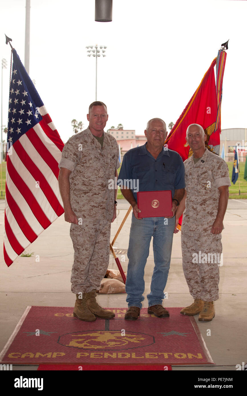 Stati Uniti Marine Corps Brig. Gen. Edward Banta, sinistra, Comandante generale e Sgt. Il Mag. Scott R. Helms, destra, sergente maggiore, entrambi con Marine Corps Impianti West, Marine Corps base Camp Pendleton (MCB CAMPEN), stand con il Sig. John Kemper, alta tensione elettricista, AC/S, G-F a bordo di Camp Pendleton, California, dal 15 ottobre 2015. Il sig. John Kemper è stata presentata con un certificato di pensionamento da parte del governo federale. (U.S. Marine Corps foto di Sgt. Maricela M. Bryant, MCIWEST-MCB CamPen combattere la telecamera/rilasciato) Foto Stock