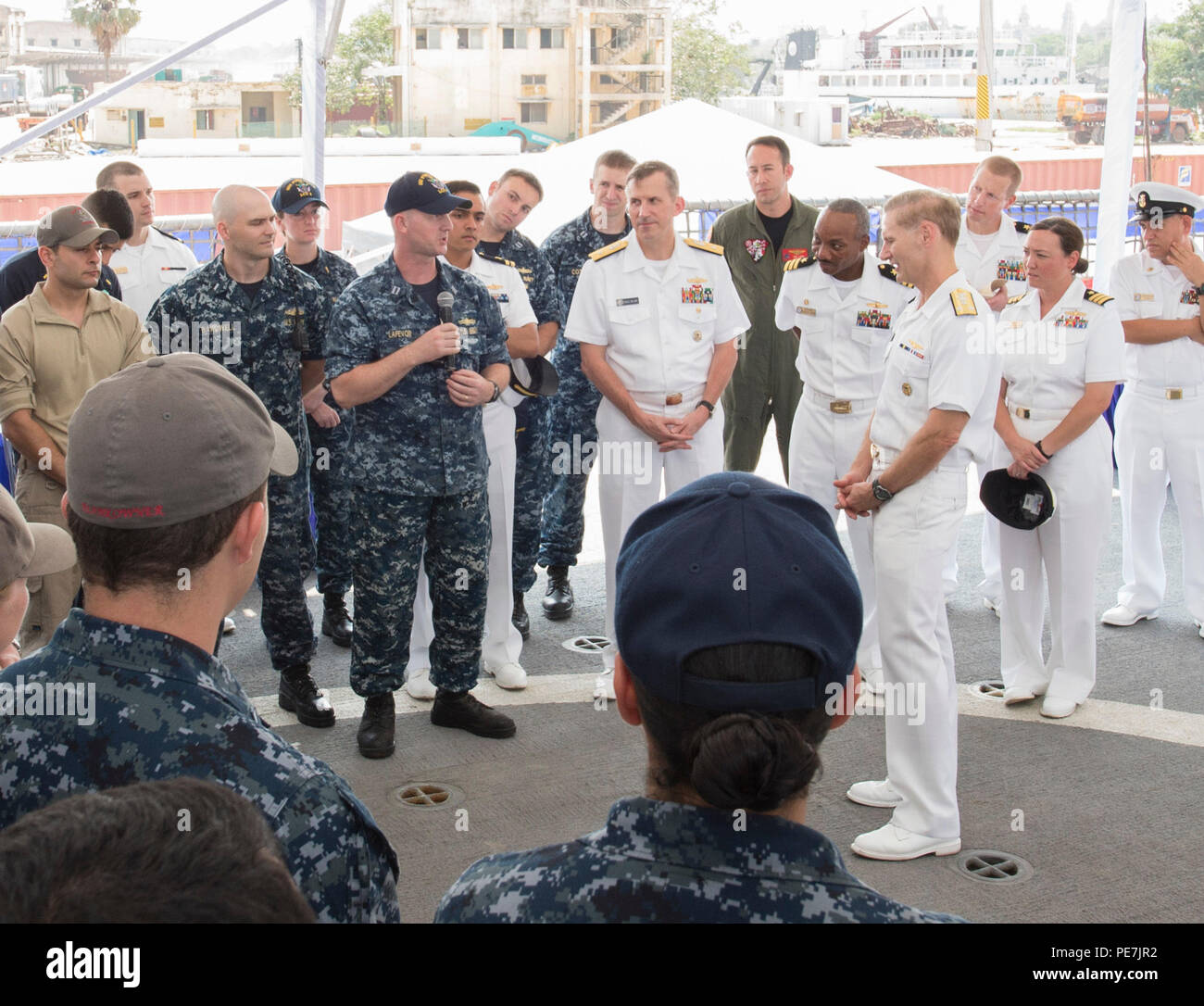 151015-N-MK881-193 Chennai, India (15 ottobre 2015) Vice Adm. Giuseppe Aucoin, Commander, U.S. 7 flotta, campi domande da equipaggio 102, assegnato al programma Littoral Combat Ship USS Fort Worth (LCS 3), come parte di un Tutto mani chiamata durante esercizio Malabar. Attualmente su un 16-mese di distribuzione di rotazione a sostegno dell'Indo-Asia-Pacifico riequilibrare, Fort Worth è un veloce ed agile nave da guerra fatta su misura per pattugliare le acque della regione marine e lavoro carena e scafo con partner marine, fornendo 7 flotta con le funzionalità flessibili di cui ha bisogno ora e in futuro. (U.S. Navy foto di comunicazione di massa speci Foto Stock