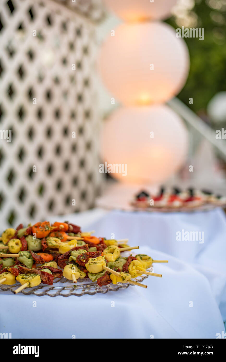 Cibo serviti presso un cortile ricevimento di nozze. Le immagini scattate in una illuminazione naturale ambiente con background artistico. Foto Stock