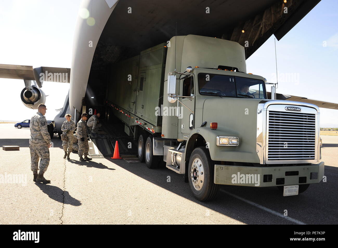 Colorado Air National Guard aviatori dal 233d gruppo di spazio, Greeley Air National Guard, stazione di carico di un veicolo di missione 118 su un boeing C-17 Globemaster III a Buckley Air Force Base, Colo., Ottobre 17, 2015. (U.S. Air National Guard foto di Tech. Sgt. Nicole Manzanares/rilasciato) Foto Stock