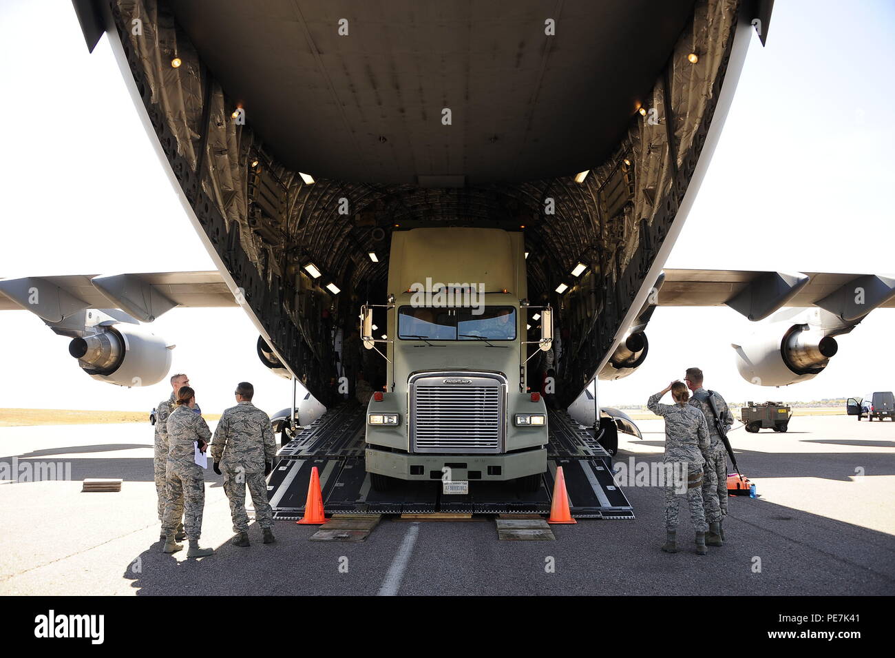 Colorado Air National Guard aviatori dal 233d gruppo di spazio, Greeley Air National Guard, stazione di carico di un veicolo di missione 118 su un boeing C-17 Globemaster III a Buckley Air Force Base, Colo., Ottobre 17, 2015. (U.S. Air National Guard foto di Tech. Sgt. Nicole Manzanares/rilasciato) Foto Stock