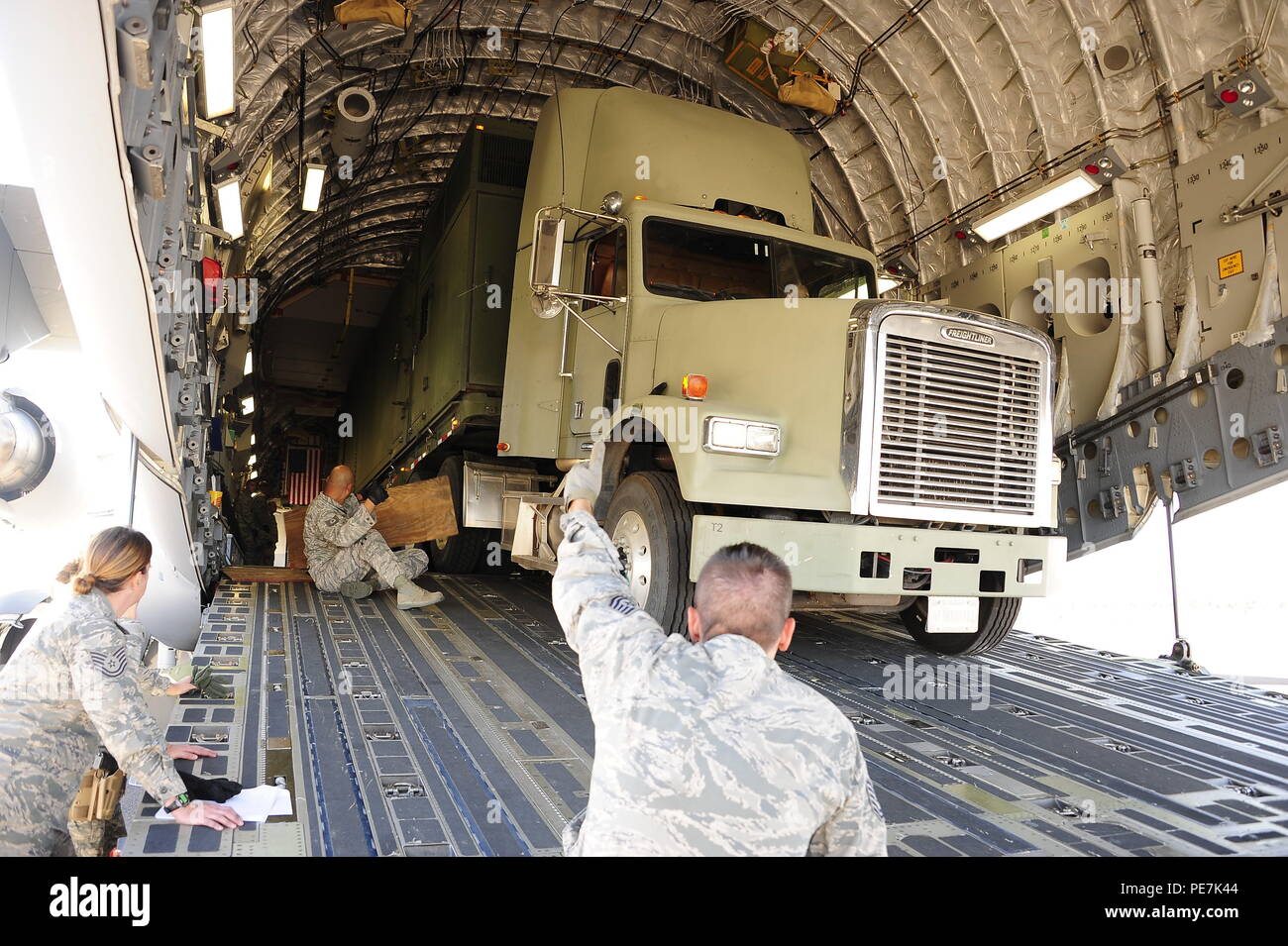 Colorado Air National Guard aviatori dal 233d gruppo di spazio, Greeley Air National Guard, stazione di carico di un veicolo di missione 118 su un boeing C-17 Globemaster III a Buckley Air Force Base, Colo., Ottobre 17, 2015. (U.S. Air National Guard foto di Tech. Sgt. Nicole Manzanares/rilasciato) Foto Stock