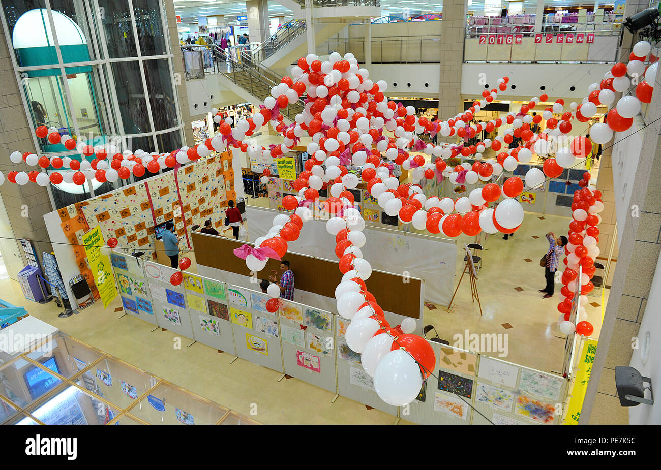 La Kadena Special Olympics comitato tiene una mostra d'arte al principale centro per lo Shopping Mall San-A nella città Uruma, 16 ottobre 2015. L'arte per mostre, per la 16th Annual KSO, inclusi 273 opere d'arte create da particolari esigenze di studenti dalle elementari e scuole medie nella città di Okinawa, Chatan, Kadena cittadina e Okinawa Prefectural scuole speciali. (U.S. Air Force foto di Naoto Anazawa) Foto Stock