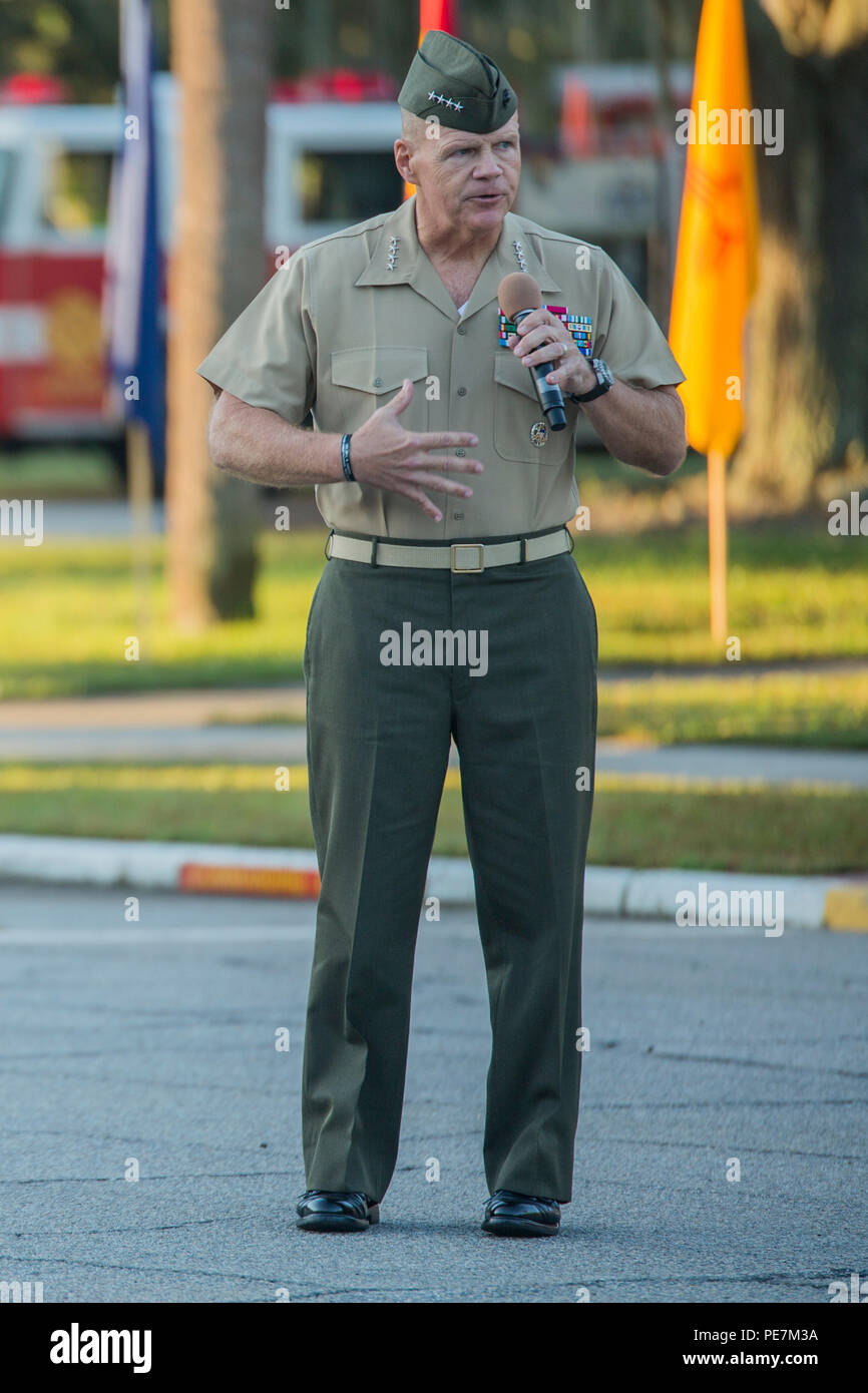 Gen. Robert B. Neller, 37th Comandante del Marine Corps, parla durante una mattina cerimonia colori ott. 16, 2015, sull isola di Parris, S.C. La cerimonia è stata parte del deposito è la celebrazione del centenario. Se non si riesce a fare qui, non preoccupatevi! Pubblicheremo le foto e i video di vari eventi nel corso di tutto in modo che si possa celebrare insieme con noi! Foto Stock