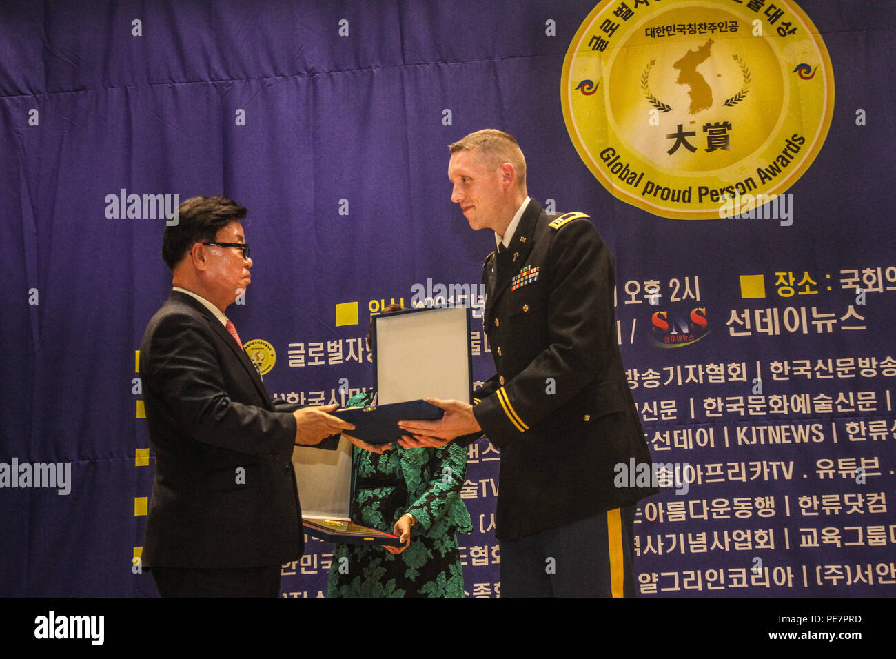 Il cap. Philip McBroom, la 2a combattere la Brigata Aerea Cappellano era assistente, riceve il Global fieri persona Award 18 Ottobre presso l'Assemblea nazionale edificio a Seul, in Corea del Sud. McBroom avviato un programma in cui i soldati dal 2 cabina si è offerta volontariamente al Paju orfanotrofio nella città di Paju. Foto Stock