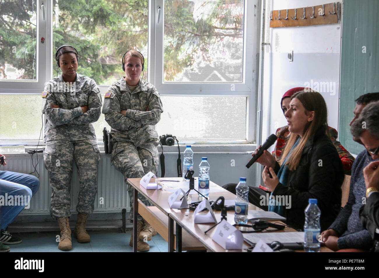 Sgt. Travanda Burton e Sgt. Brittany Hall, sia statunitensi La riserva di esercito militari impegnati per il Kosovo con la 345 a supporto di combattimento ospedale, ascoltare un pannello di altoparlanti a una violenza di un futuro senza tolleranza della gioventù evento ott. 17, 2015, in Kacanik, in Kosovo. I LED del pannello di discussioni e risposto alle domande da più di 100 gli studenti che hanno partecipato all'evento circa il superamento di stereotipi e di discriminazione. Molti soldati, assegnato alla multinazionale Group-East battaglia nel Kosovo, volontariamente il loro tempo per portare una porzione dell'evento. (U.S. Foto dell'esercito da Staff Sgt. Maria Junell, multinazionale Group-Eas battaglia Foto Stock