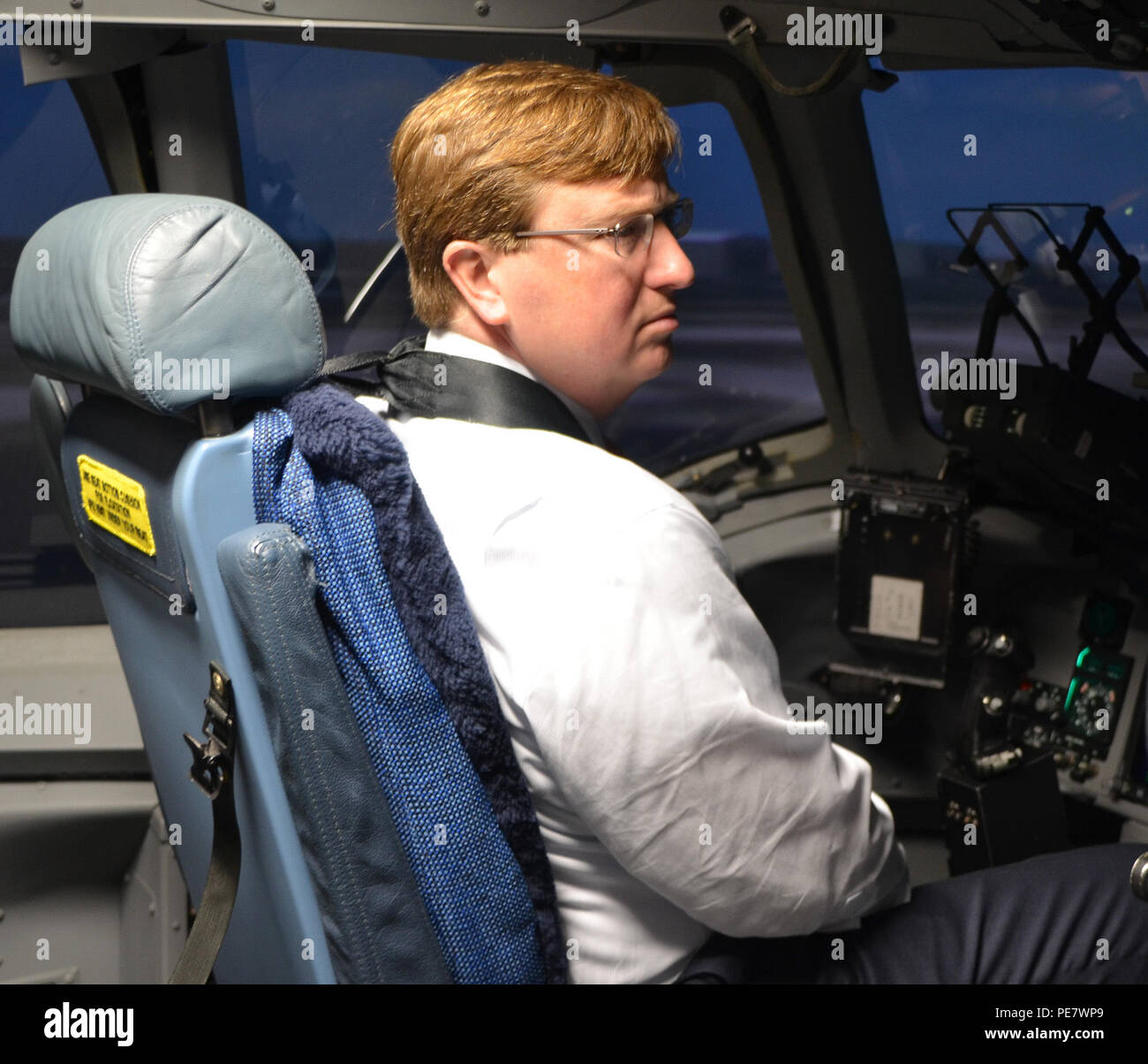 In alto e lontano! Lt. Gov. Tate Reeves si prepara a prendere i comandi di un C-17 del simulatore di volo durante il suo tour del 172nd Airlift Wing. Foto Stock