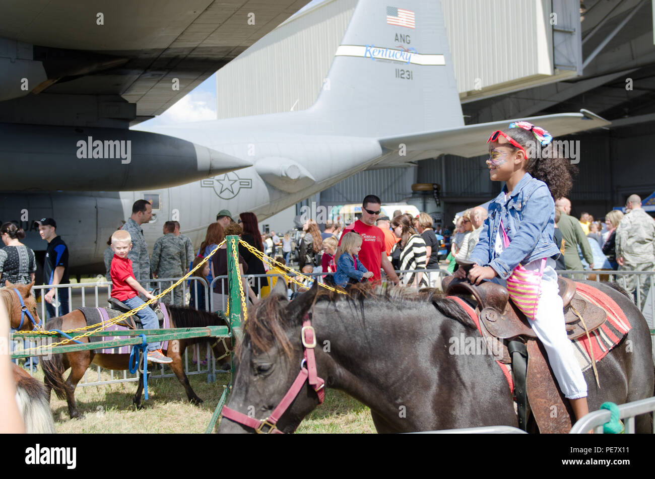 Alyse Ingram, nipote del Kentucky Air Guard stati Master Sgt. Brittany Ingram, cavalca un pony durante la 123Airlift Wing annuale della Giornata della Famiglia al Kentucky Air National Guard Base in Louisville, KY. sett. 13, 2015. Il giorno consisteva in varie attività, compreso rimbalzo case, un display di auto classiche, giostre e pony. L evento è stato reso possibile da una partnership con l'aviatore e disponibilità della famiglia Office e il tasto Gruppo di volontari. (U.S. Air National Guard foto di Senior Airman Joshua Horton) Foto Stock