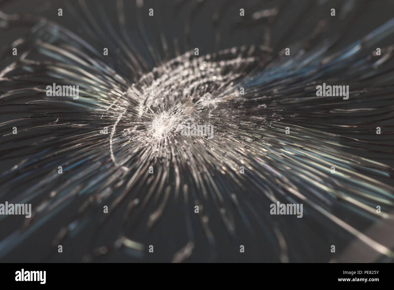 Mobile smartphone con schermo rotto. fessurazione schermata. Foto Stock