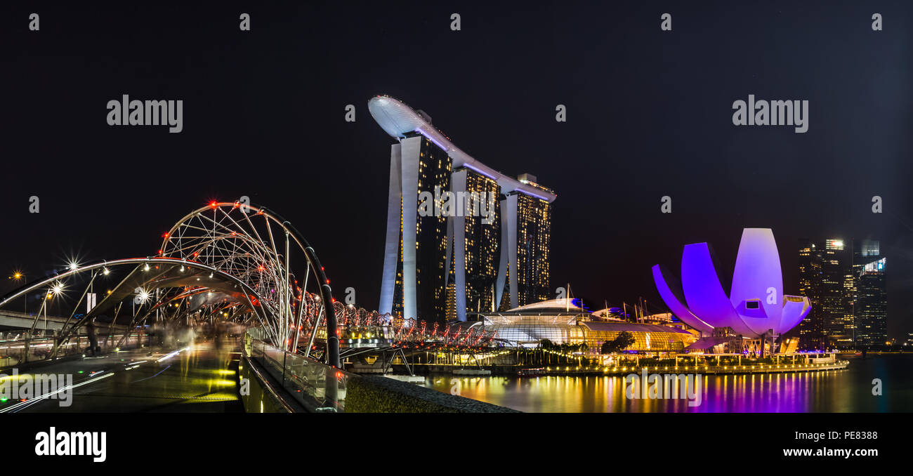 Vista panoramica della baia di Marina Singapore sotto il ponte di elica, si potrebbe vedere l arte del Museo della Scienza, Marina Bay Sands e grattacieli in background. Foto Stock