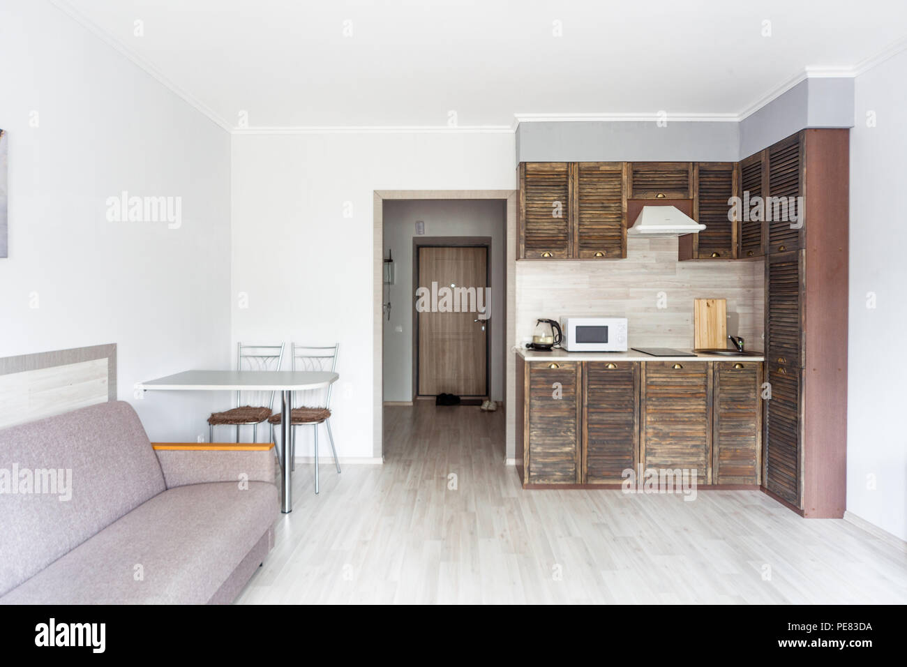 Piccolo e leggero studio apartment interior Foto Stock