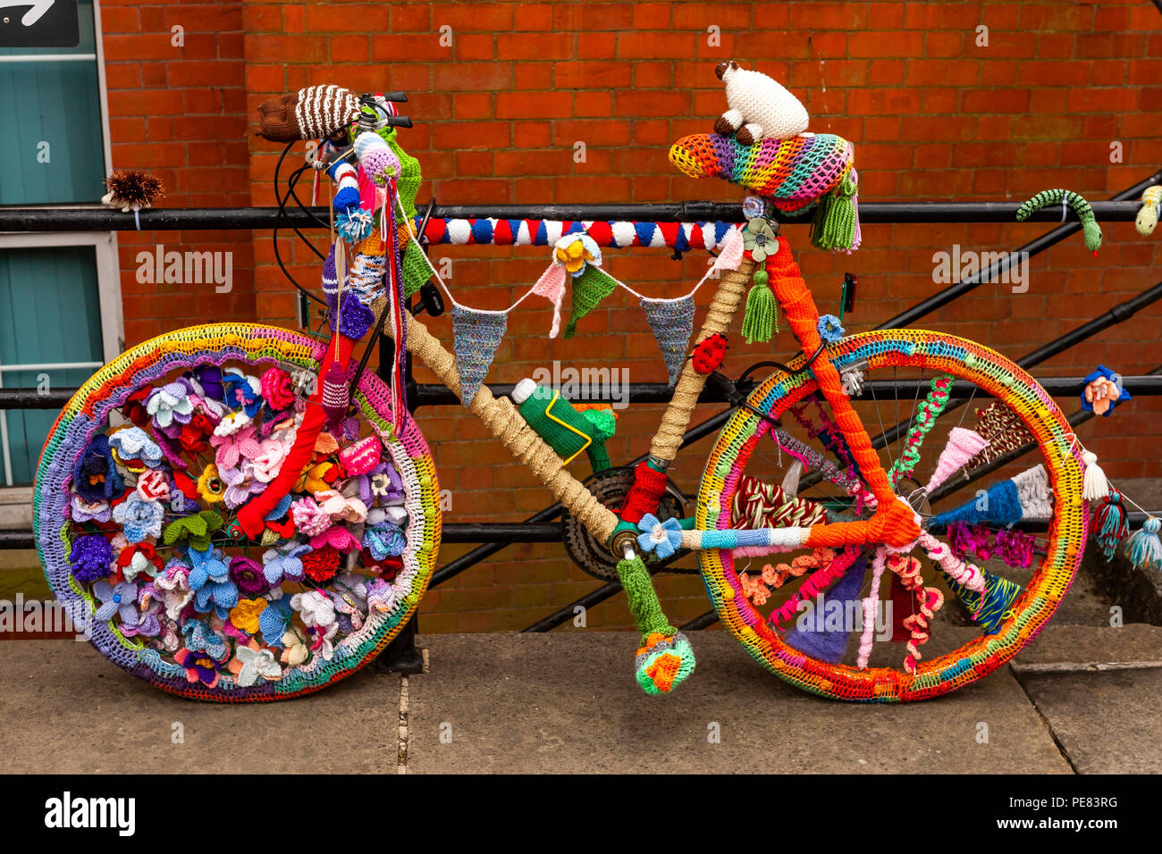 Bombardamento di filato biciclette per Tour della Gran Bretagna in Ashbourne, Derbyshire. Foto Stock