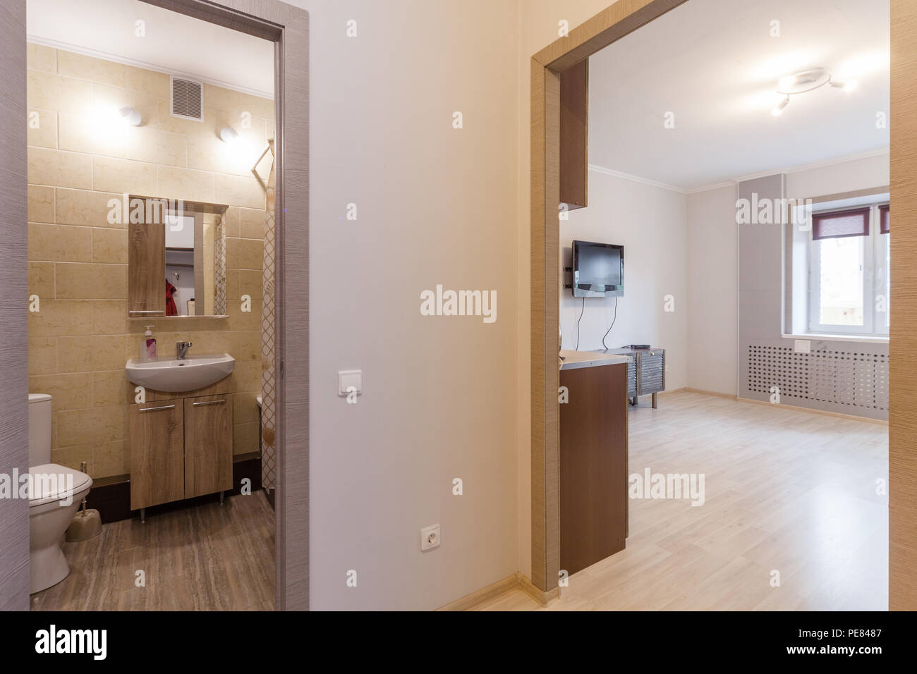 Piccolo e leggero studio apartment interior Foto Stock