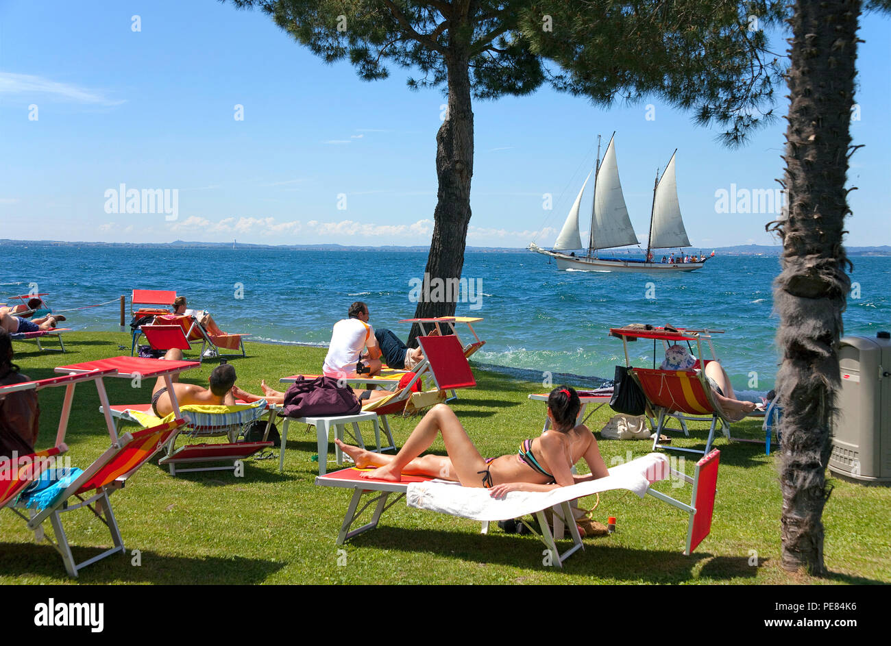 I turisti alla riva di un hotel di Bardolino, provincia di Verona, Lago di Garda, Lombardia, Italia Foto Stock