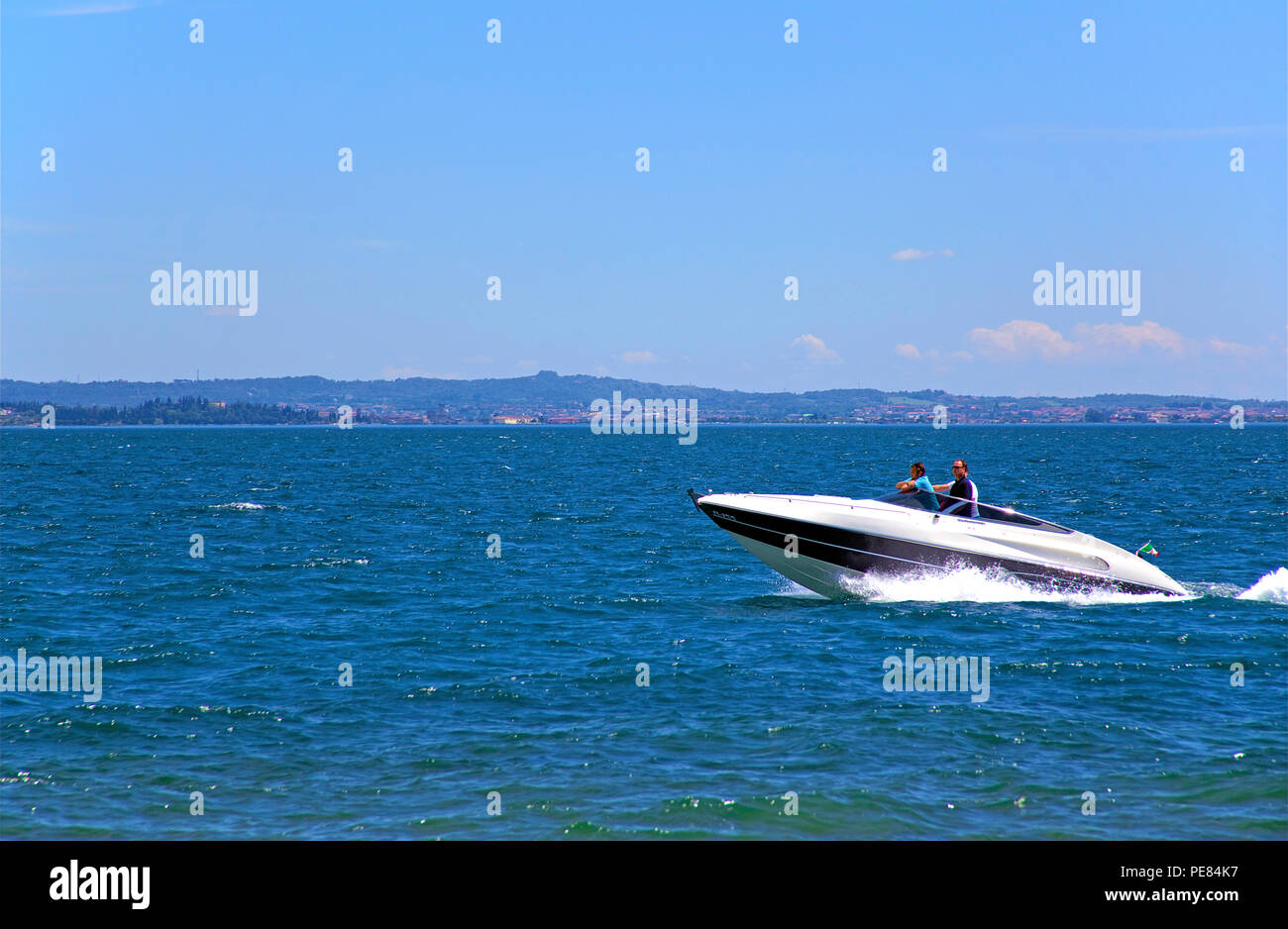 Motorboot auf dem Gardasee bei Garda, gardasee, Provinz Verona, Italien | imbarcazioni da diporto sul lago di Garda a Garda, provincia di Verona, Lombardia, Italia Foto Stock