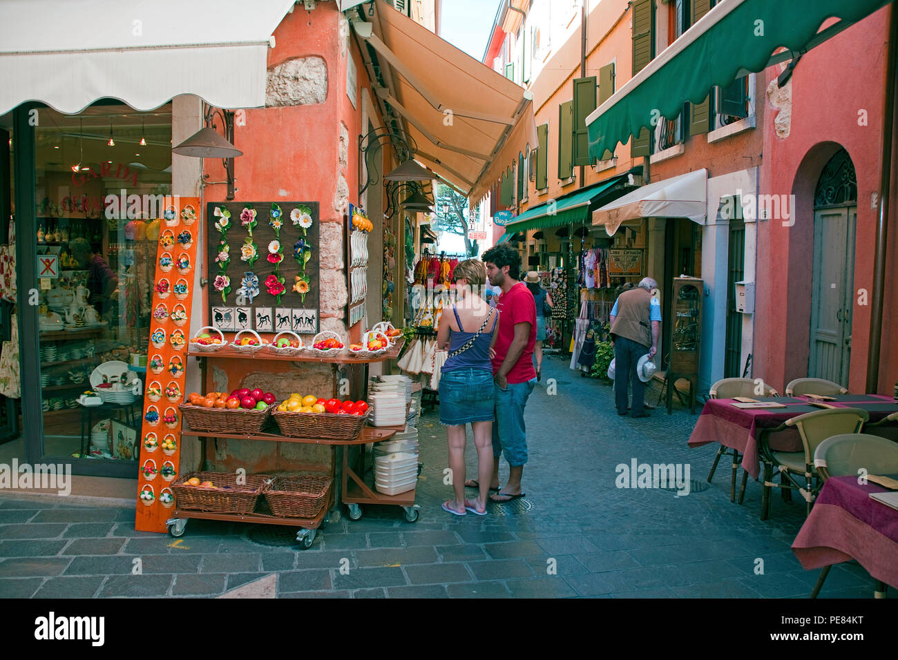 Un Touristen einem Souvenirladen in der Altstadt von Garda, gardasee, Lombardei, Italien | Turismo a un negozio di souvenir, centro storico di Garda, provincia Ver Foto Stock