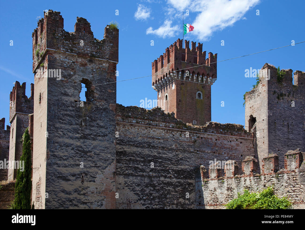 Castello Scaligero, 9 secolo a Villa Bernini park, Lazise, provincia di Verona, Lago di Garda, Italia Foto Stock