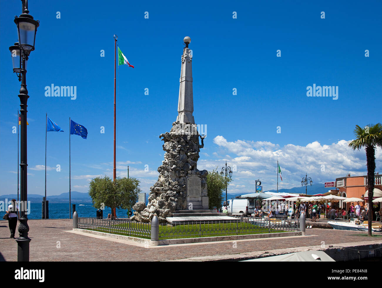 War Memorial in onore delle vittime della guerra al porto di Lazise, sul Lago di Garda, provincia di Verona, Italia Foto Stock