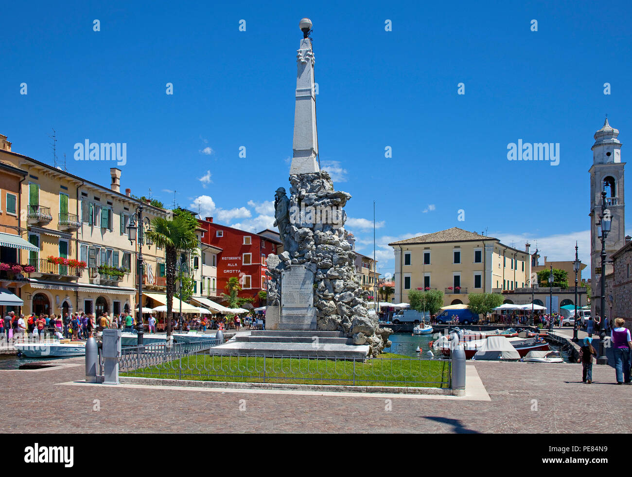 War Memorial in onore delle vittime della guerra al porto di Lazise, sul Lago di Garda, provincia di Verona, Italia Foto Stock