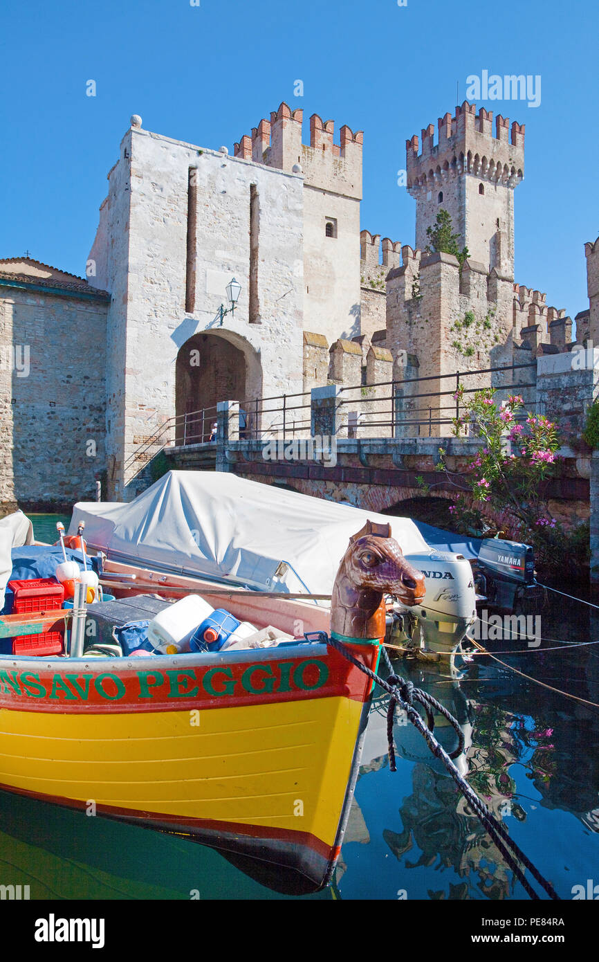 Castello Scaligero, punto di riferimento di Sirmione sul Lago di Garda, Lombardia, Italia Foto Stock