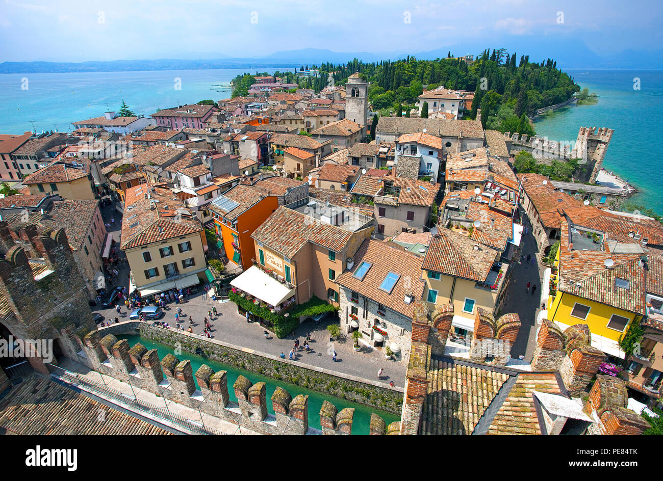 Vista dal castello Scaligero sul centro storico di Sirmione sul Lago di Garda, Lombardia, Italia Foto Stock