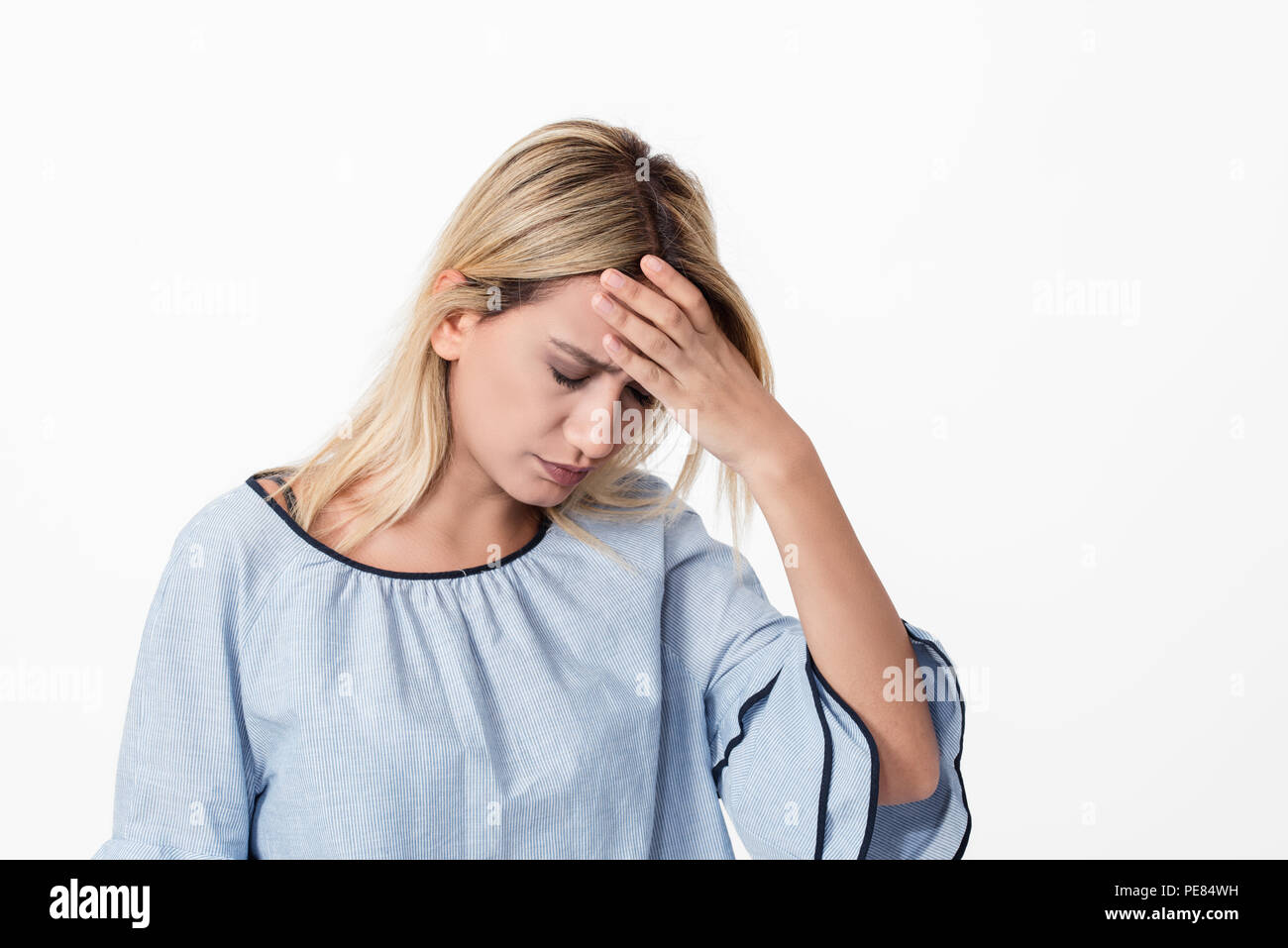 Giovane donna ha mal di testa isolata su sfondo bianco. Foto Stock