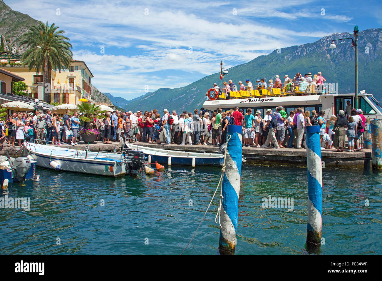Overtourism, massa di gente sul molo di Limone, Limone sul Garda Lago di Garda, Lombardia, Italia Foto Stock