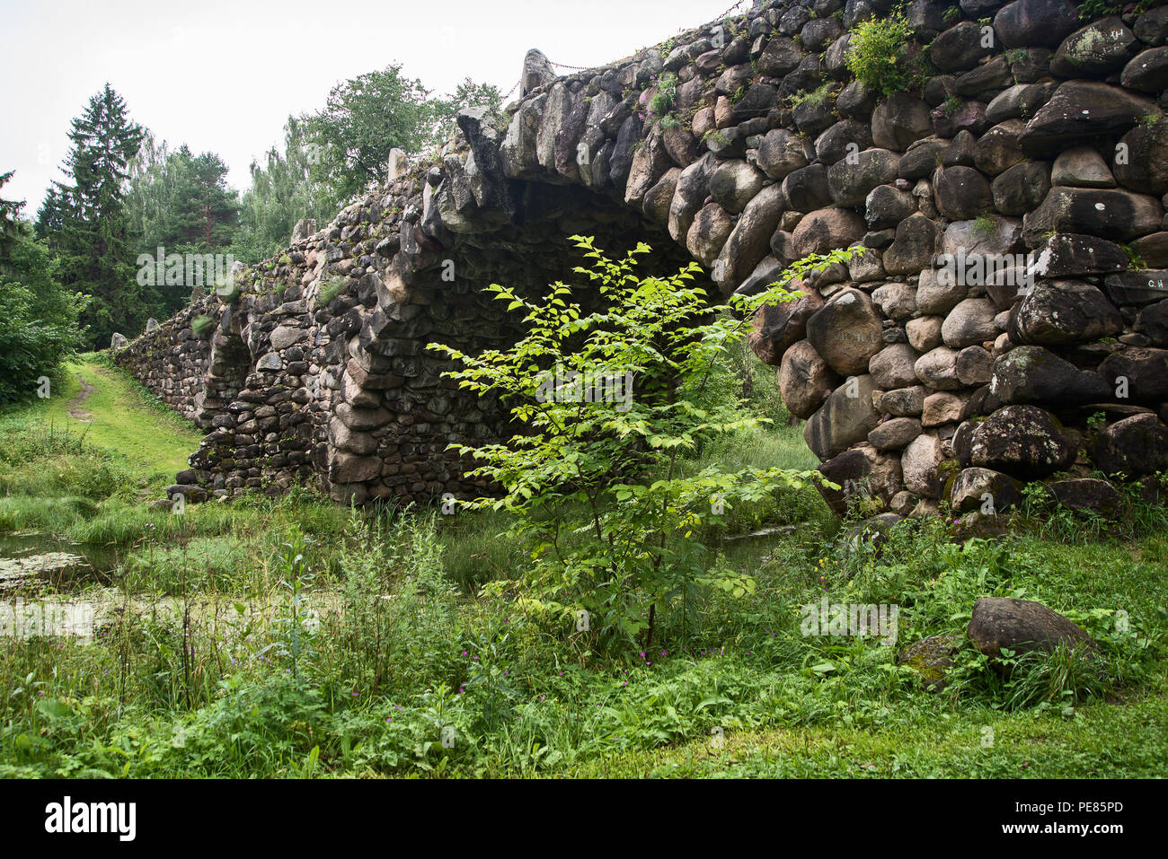 Un antico arco ponte di boulder in Russia centrale Foto Stock