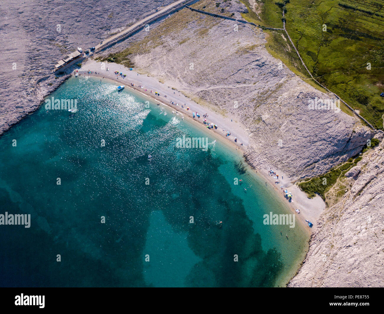 Vista aerea della spiaggia Rucica sull isola di Pag, Metajna, Croazia. Fondale e spiaggia visto da sopra, bagnanti, Relax e vacanze estive. Promontori Foto Stock