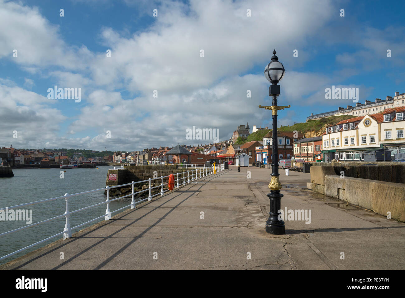 La cittadina di mare di Whitby come visto dal Molo Ovest su una soleggiata giornata di primavera, North Yorkshire, Inghilterra. Foto Stock