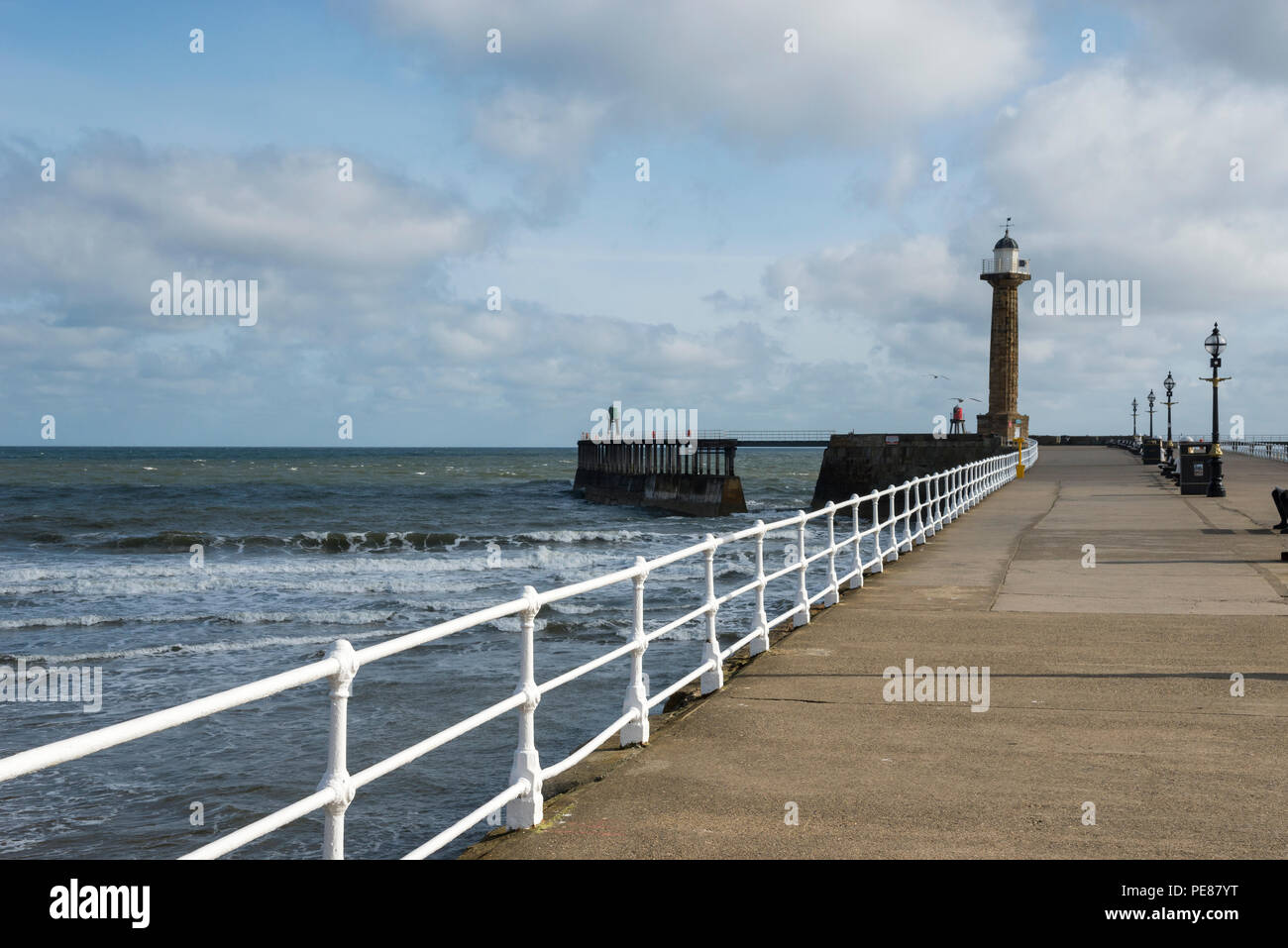 Il Molo di Ponente a Whitby sulla costa del North Yorkshire, Inghilterra. Foto Stock