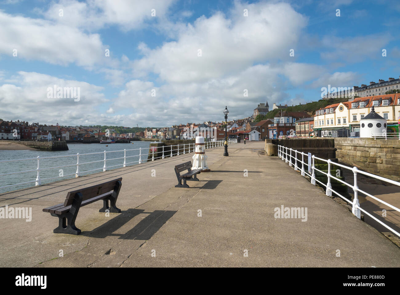 La cittadina di mare di Whitby come visto dal Molo Ovest su una soleggiata giornata di primavera, North Yorkshire, Inghilterra. Foto Stock