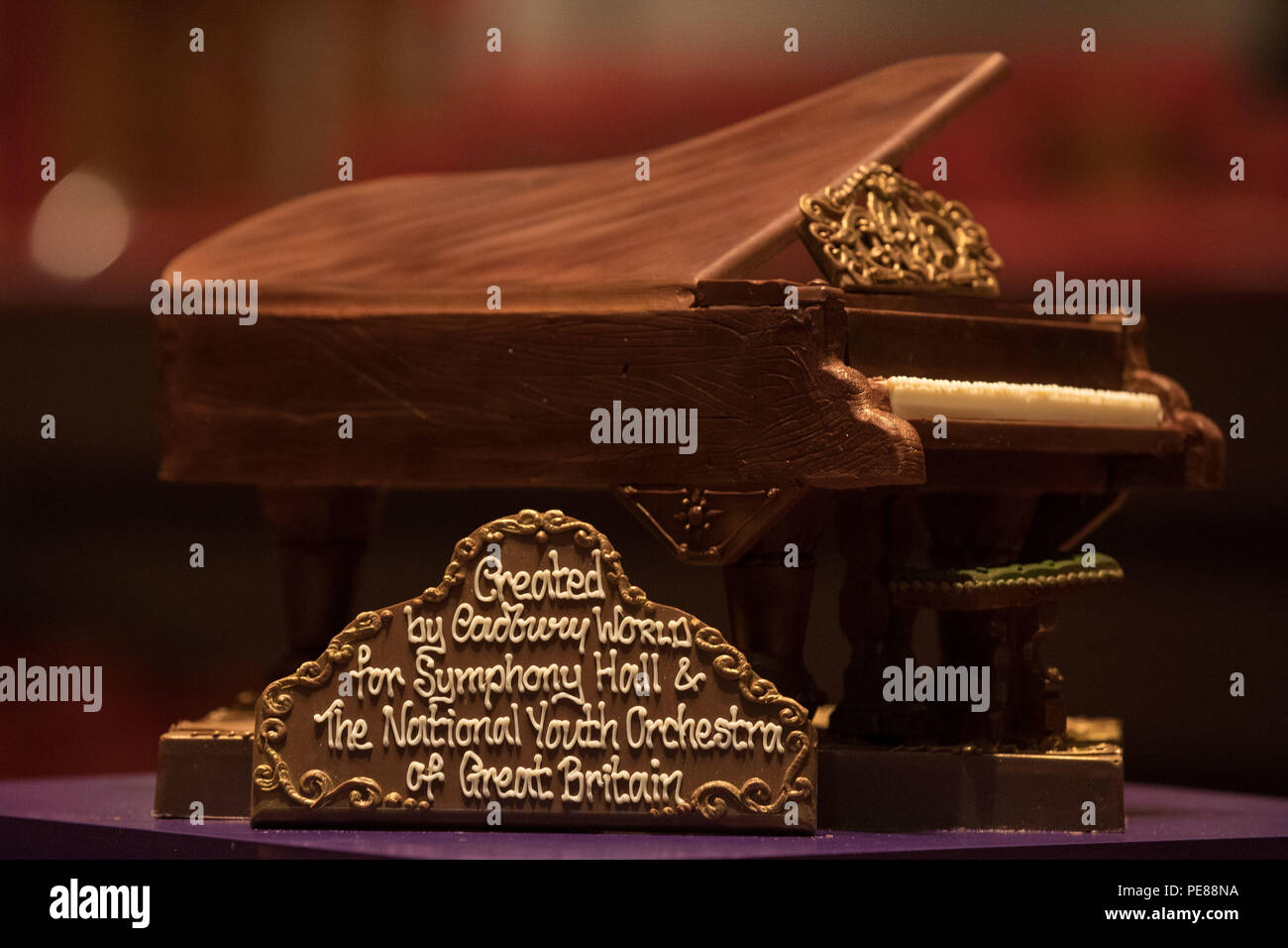 Un Cadbury World Chocolate pianoforte sul palco a Birmingham Symphony Hall, Broad Street, Birmingham. Il piano del peso di 2 kg e realizzato da 44 barre standard del latte è stato un dono alla Symphony Hall e la National Youth Orchestra della Gran Bretagna. Foto Stock