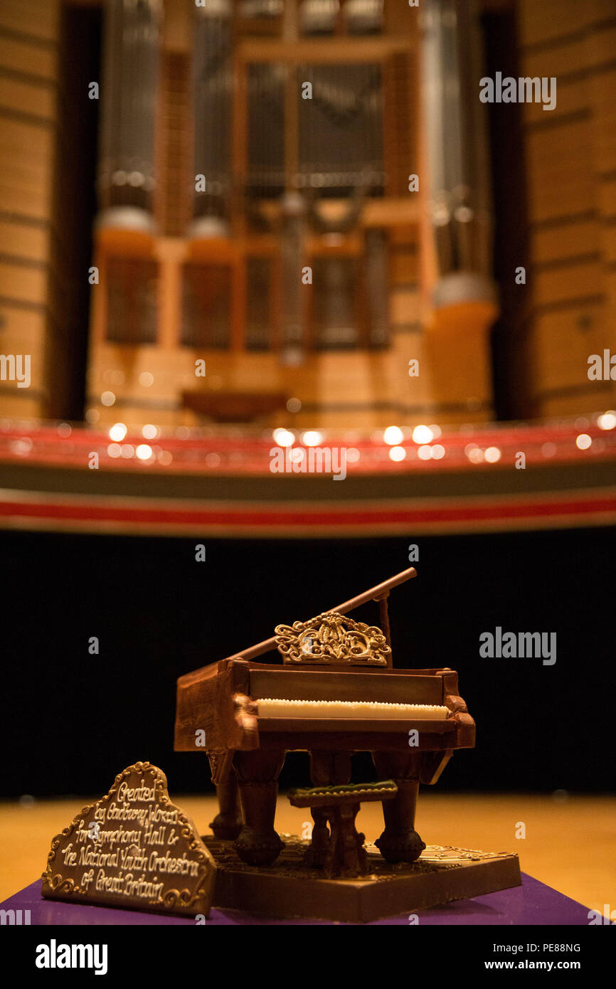 Un Cadbury World Chocolate pianoforte sul palco a Birmingham Symphony Hall, Broad Street, Birmingham. Il piano del peso di 2 kg e realizzato da 44 barre standard del latte è stato un dono alla Symphony Hall e la National Youth Orchestra della Gran Bretagna. Foto Stock