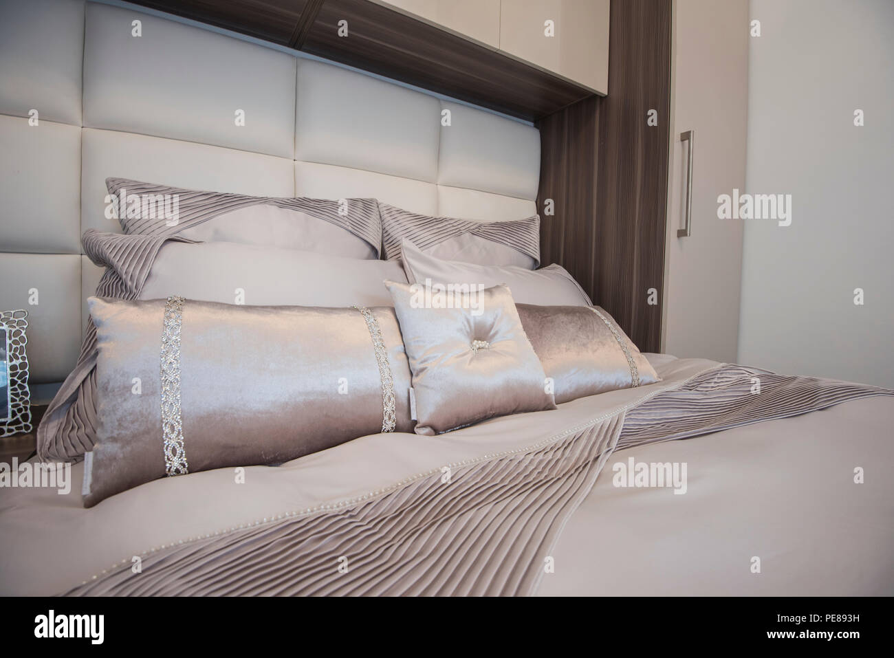 Interior design decor e arredamento di lusso home mostra camera da letto con letto doppio Foto Stock