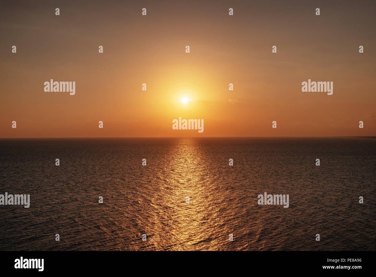 Bel tramonto sull'oceano. Sunrise nel mare. Foto Stock