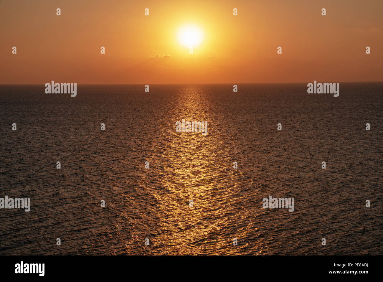 Bel tramonto sull'oceano. Sunrise nel mare. Foto Stock