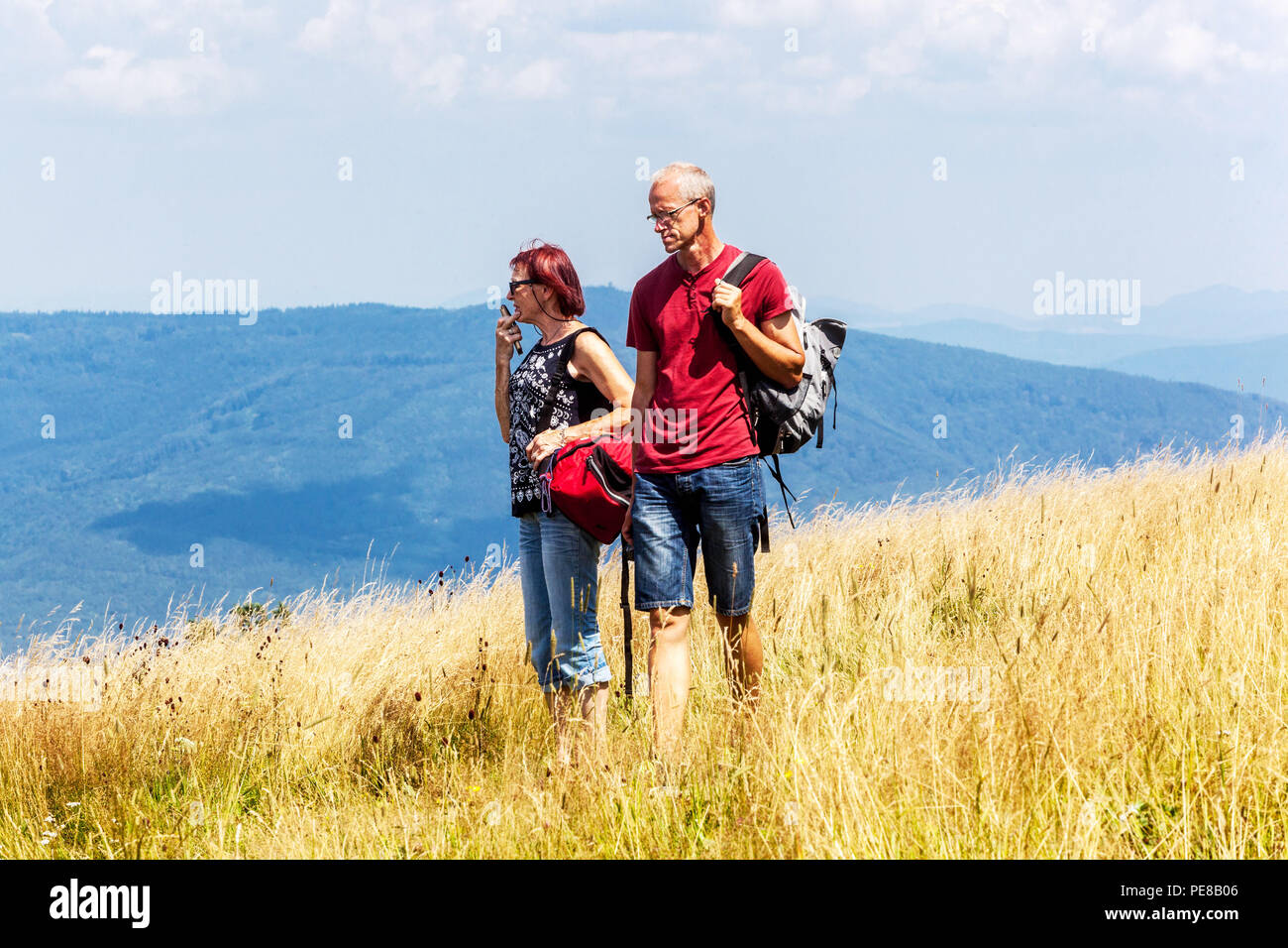 Invecchiamento attivo, anziani trekking su un prato di montagna, Montagne Carpazi bianchi Ceco confine slovacco Repubblica Ceca escursioni Slovacchia stile di vita sano Foto Stock