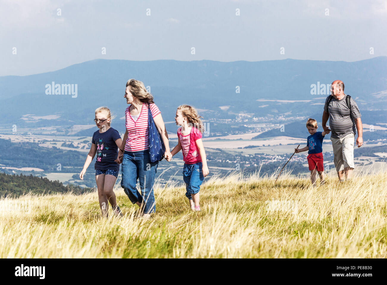 Famiglia in viaggio, Bile Karpaty Monti Carpazi Bianchi, Ceca confine slovacco, Repubblica Ceca e Slovacchia Foto Stock