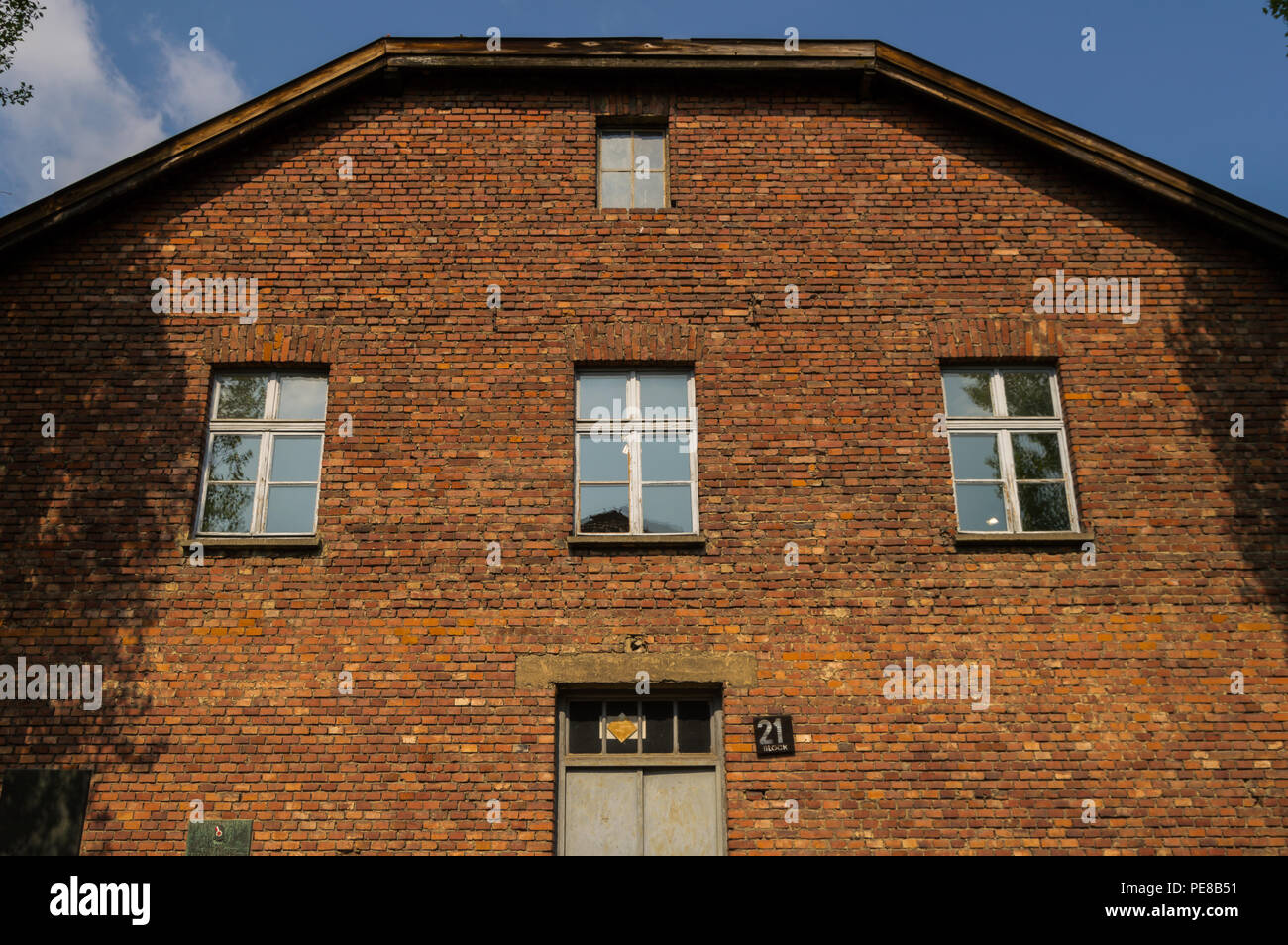 La facciata principale del blocco 21 situato in Auschwitz, campo di concentramento nazista in Oświęcim, Polonia. Edificio utilizzato dal dottor Mengele per sperimentare con le persone. Foto Stock