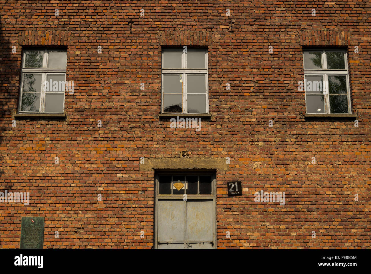 La facciata principale del blocco 21 situato in Auschwitz, campo di concentramento nazista in Oświęcim, Polonia. Edificio utilizzato dal dottor Mengele per sperimentare con le persone. Foto Stock