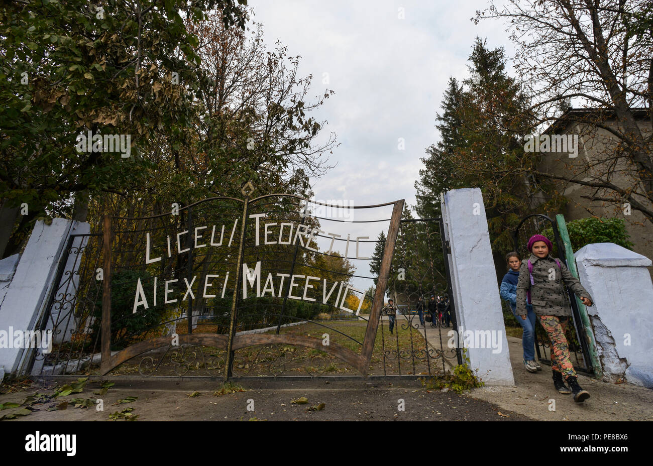 Gli studenti moldavo lasciare Liceul Teoretic Alexei Mateevici scuola per il giorno 19 Ottobre, 2015, in Sanatauca, Moldavia. Circa sette aviatori dal 435th Costruzione e Training Squadron e la cinquantaduesima ingegnere civile Squadron sono state lavorando su lavori di ristrutturazione di una palestra spogliatoi a Liceul Teoretic Alexei Mateevici Scuola, in Sanatauca, poiché sett. 23. La Moldavia umanitario e assistenza civica programma è parte di un militare e civile sicurezza teatro programma di cooperazione gli Stati Uniti Comando europeo utilizza per impatto direttamente le comunità civili in 17 paesi, principalmente in EAS Foto Stock Gli studenti moldavo lasciare Liceul Teoretic Alexei Mateevici scuola per il giorno 19 Ottobre, 2015, in Sanatauca, Moldavia. Circa sette aviatori dal 435th Costruzione e Training Squadron e la cinquantaduesima ingegnere civile Squadron sono state lavorando su lavori di ristrutturazione di una palestra spogliatoi a Liceul Teoretic Alexei Mateevici Scuola, in Sanatauca, poiché sett. 23. La Moldavia umanitario e assistenza civica programma è parte di un militare e civile sicurezza teatro programma di cooperazione gli Stati Uniti Comando europeo utilizza per impatto direttamente le comunità civili in 17 paesi, principalmente in EAS Foto Stock