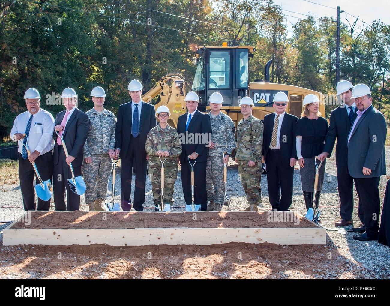 Esercito la sanità pubblica Centro possiede una massa cerimonia di rottura per il nuovo laboratorio di costruzione. Lt. Gen Patricia Horoho, U.S. Esercito Chirurgo generale e comandante generale, U.S. Army Medical Command, centro è affiancato da un host di funzionari come loro ufficialmente rompere la massa per il nuovo $278 milioni di esercito Public Health Center a Edgewood area di Aberdeen Proving Ground giovedì mattina. Foto Stock