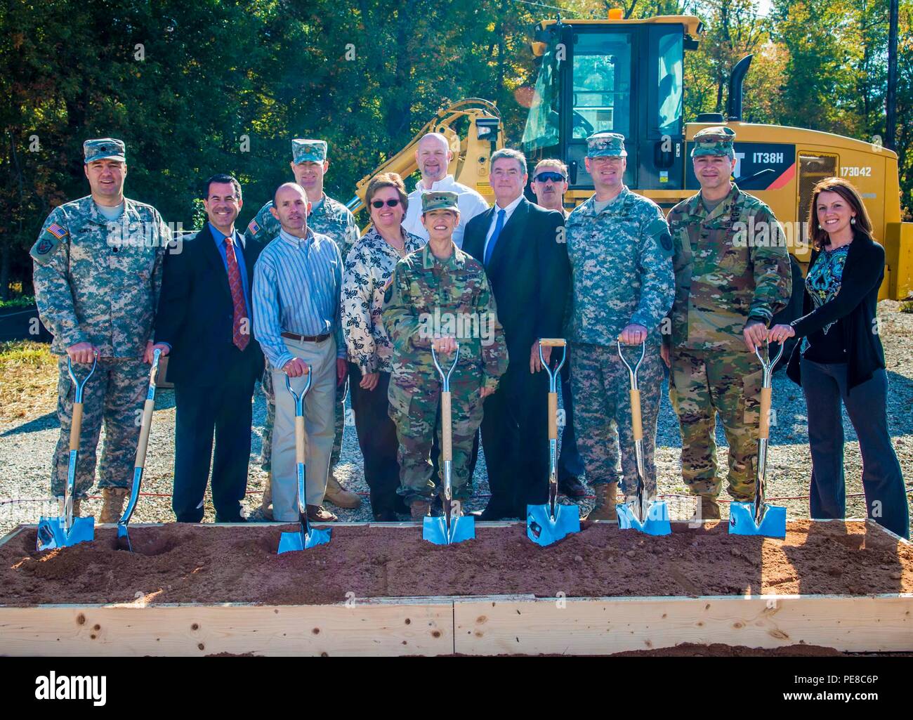 Lt. Gen Patricia Horoho, U.S. Esercito chirurgo generale e comandante generale, U.S. Army Medical Command, centro è affiancato da un host di funzionari come loro ufficialmente rompere la massa per il nuovo $278 milioni di esercito Public Health Center a Edgewood area di Aberdeen Proving Ground giovedì mattina. Foto Stock