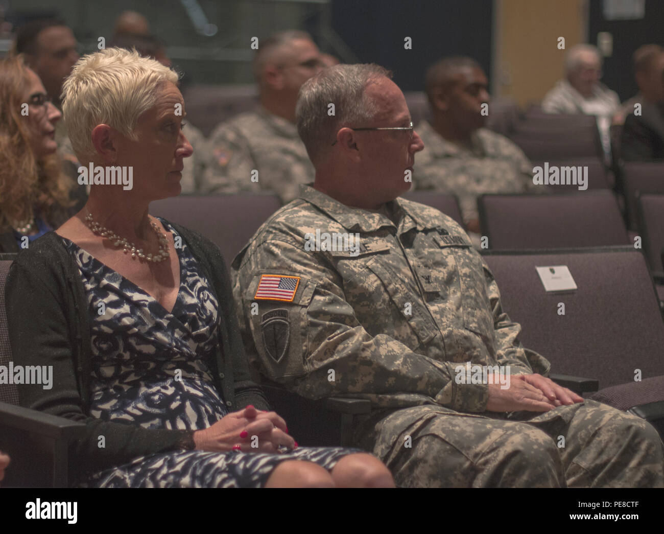 Brig. Gen. Richard Sele, 108th comando di formazione (IET) vice comandante generale, attende pazientemente con la moglie Maria, prima di essere promosso a ufficiale generale nel corso di una cerimonia ospitata dal magg. Gen. Daniel Ammerman, Esercito degli Stati Uniti per gli affari civili e Pychological Operations Command comandante generale, al volo e le operazioni speciali Museum di Fayetteville, N.C., 25 ottobre 2015. Sele, un longtime gli affari civili soldato, assume per Briga. Gen. A. Ray Royalty come il vice comandante generale del 108th, con sede a Charlotte, N.C. (U.S. Esercito foto di Sgt. 1. Classe Brian Hamilton) Foto Stock