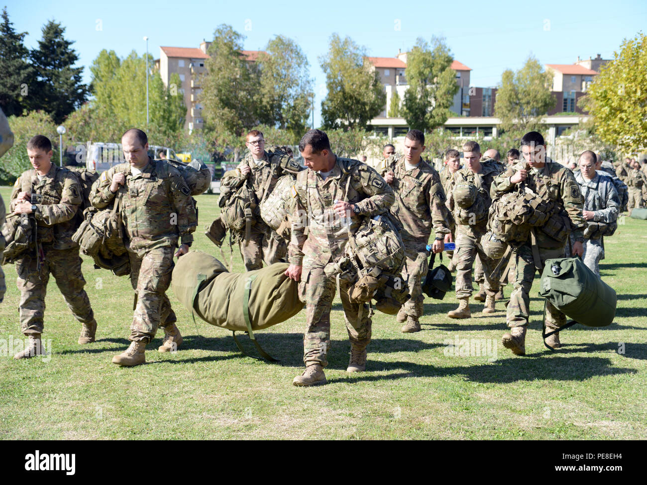 Stati Uniti I soldati dell esercito DA B/2-503rd, 173rd Brigata Aerea, condurre formazione incrociata con l'Esercito Italiano Folgore brigata durante la preparazione di Mangusta Esercizio, Lustrissimi area formazione, Livorno, Italia, 24 ottobre, 2015. Lo scopo di questa operazione è quello di migliorare le relazioni con le nazioni ospitanti, rafforzare l alleanza e aumentare l'interoperabilità della NATO.(foto di Vincenzo Vitiello/rilasciato) Foto Stock