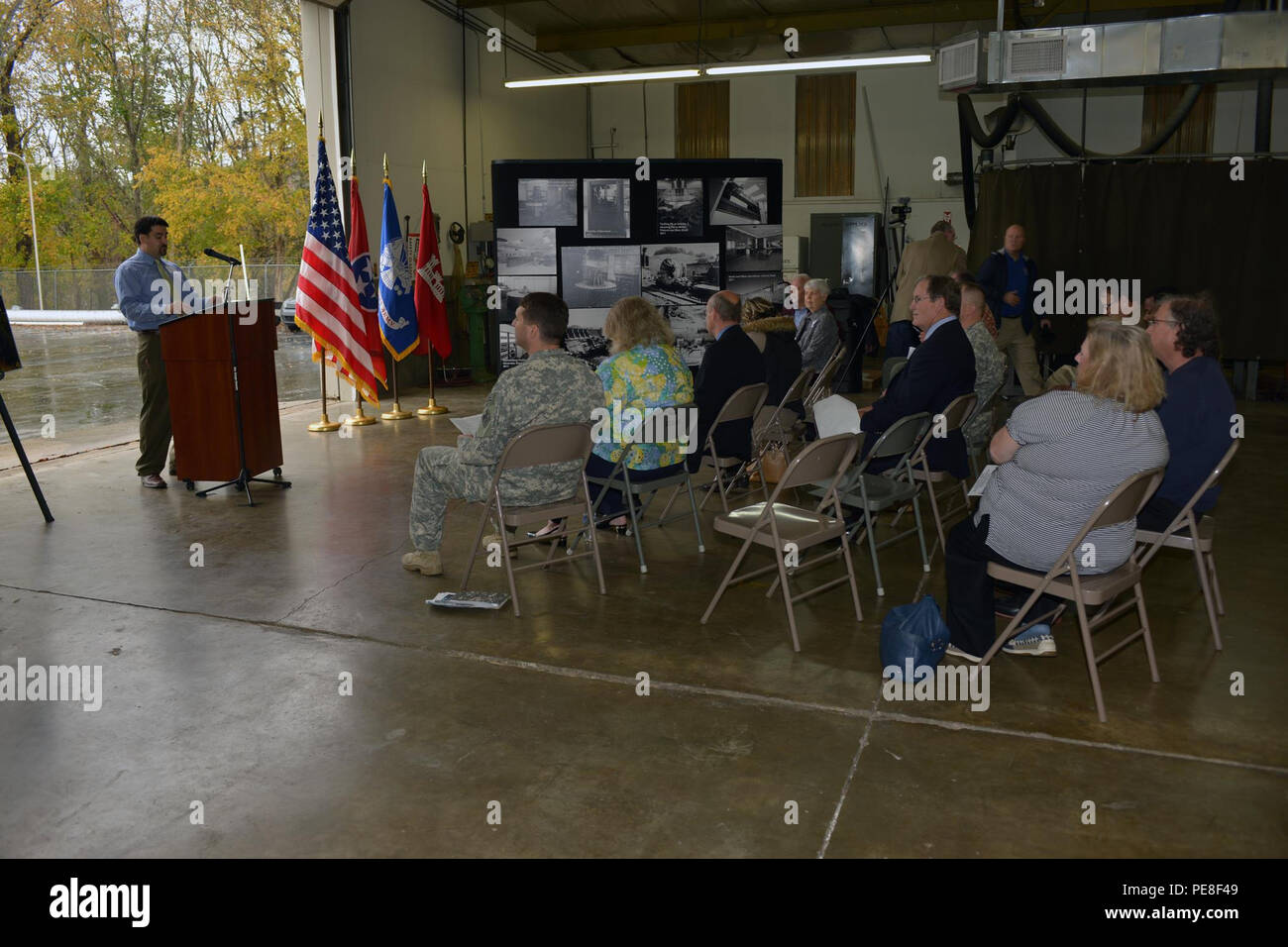 Maestro di Cerimonia Kevin Salvilla, U.S. Esercito di ingegneri Nashville centro distretto Collina Lago resource manager, parla durante un Tennessee marcatore storica cerimonia mettendo in evidenza il significato tecnico del Centro Hill Dam e potente presso la diga in Lancaster, Tennessee, Ottobre 27, 2015. (Foto di Mark Rankin) Foto Stock